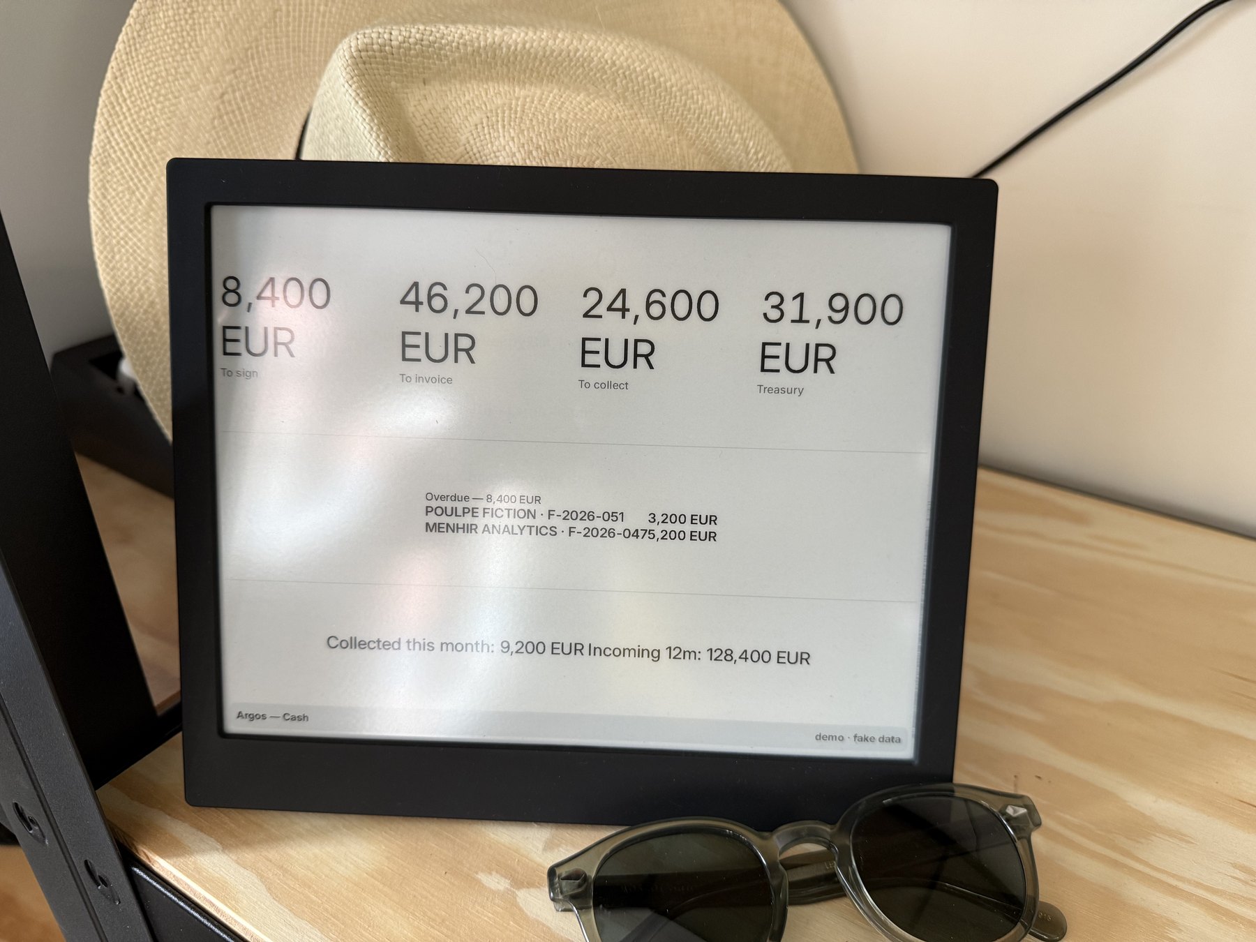 Écran e-ink TRMNL affichant le suivi de trésorerie d'Argos sur un bureau